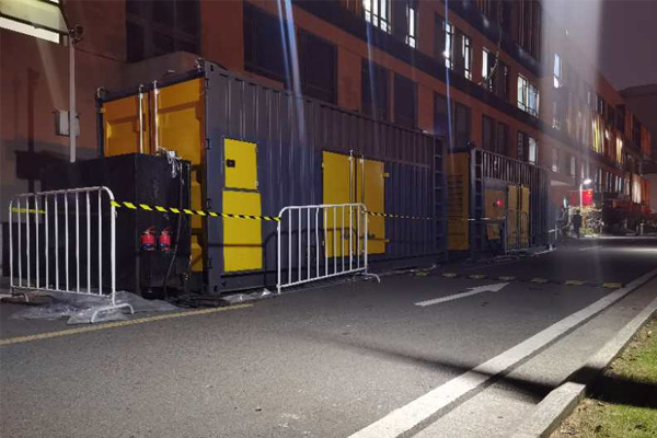 江都柴油发电机组的输出电压是如何调节的？