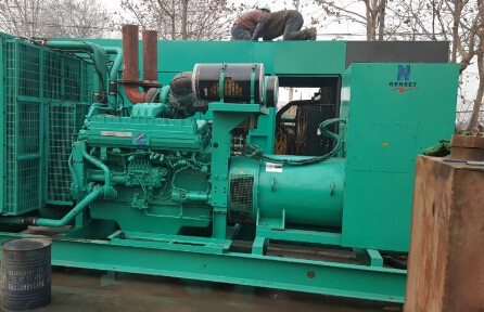 江都发电机组如何判断水冷式机油散热器内部是否需要清洗？